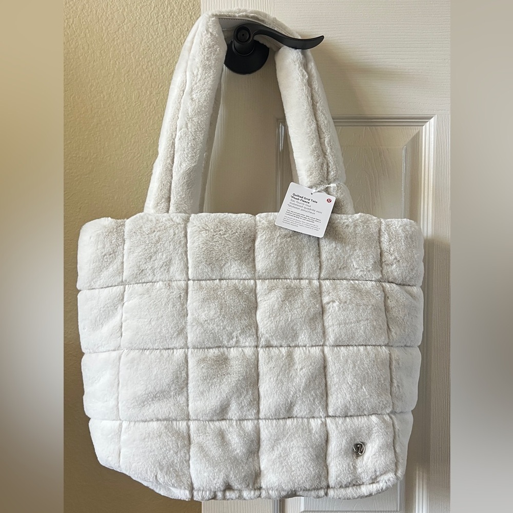 Lululemon Quilted Grid Tote Plush Fleece 12L - Picture 7 of 12